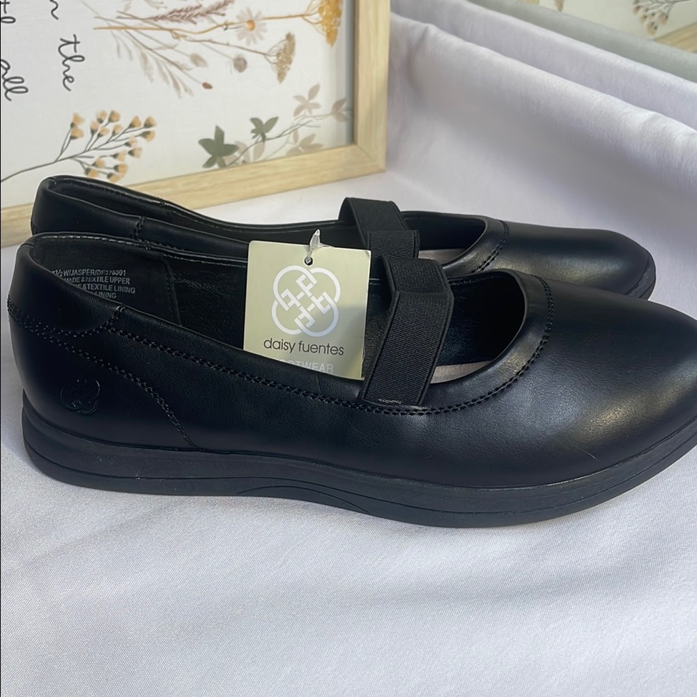 Daisy Fuentes Black Flats with Classic Rounded Toe